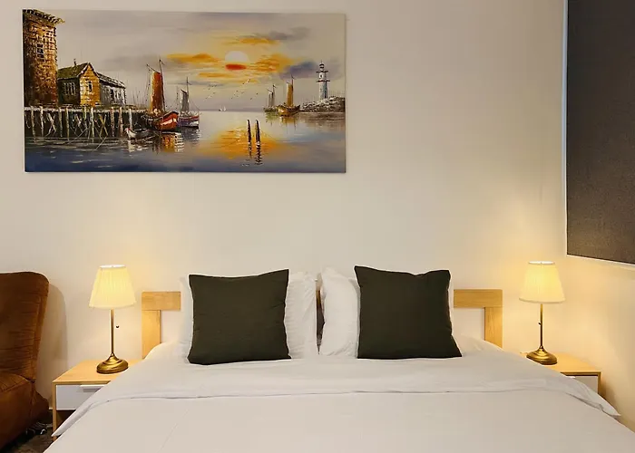 One Guest Place Master Bedroom Near The Beach