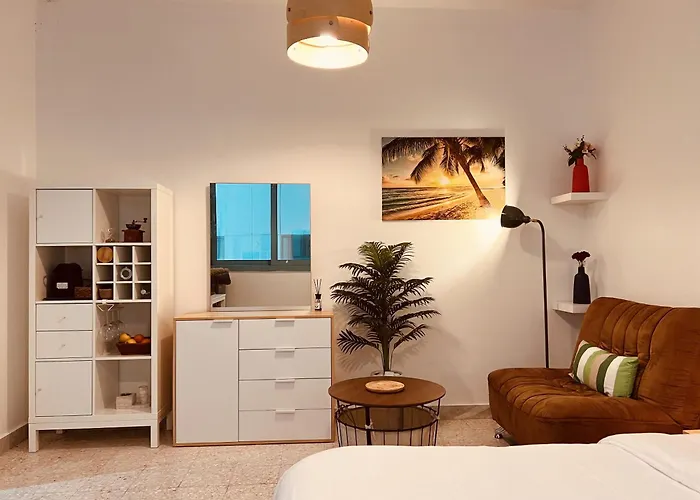 One Guest Place Master Bedroom Near The Beach